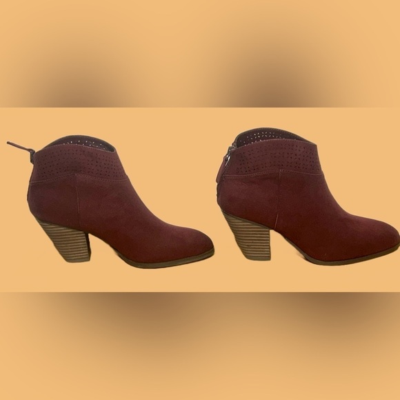 NWT Violet & Red Jackson Lazer Cut Topline Faux Suede Bootie in Burgundy Size 7M - Picture 4 of 16